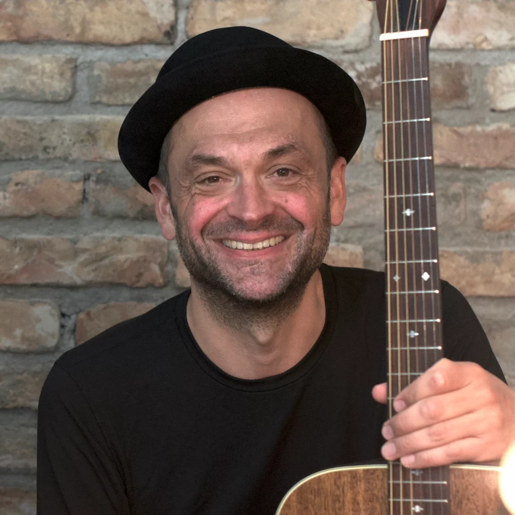 Gerhard Schmitt mit Akustik Gitarre