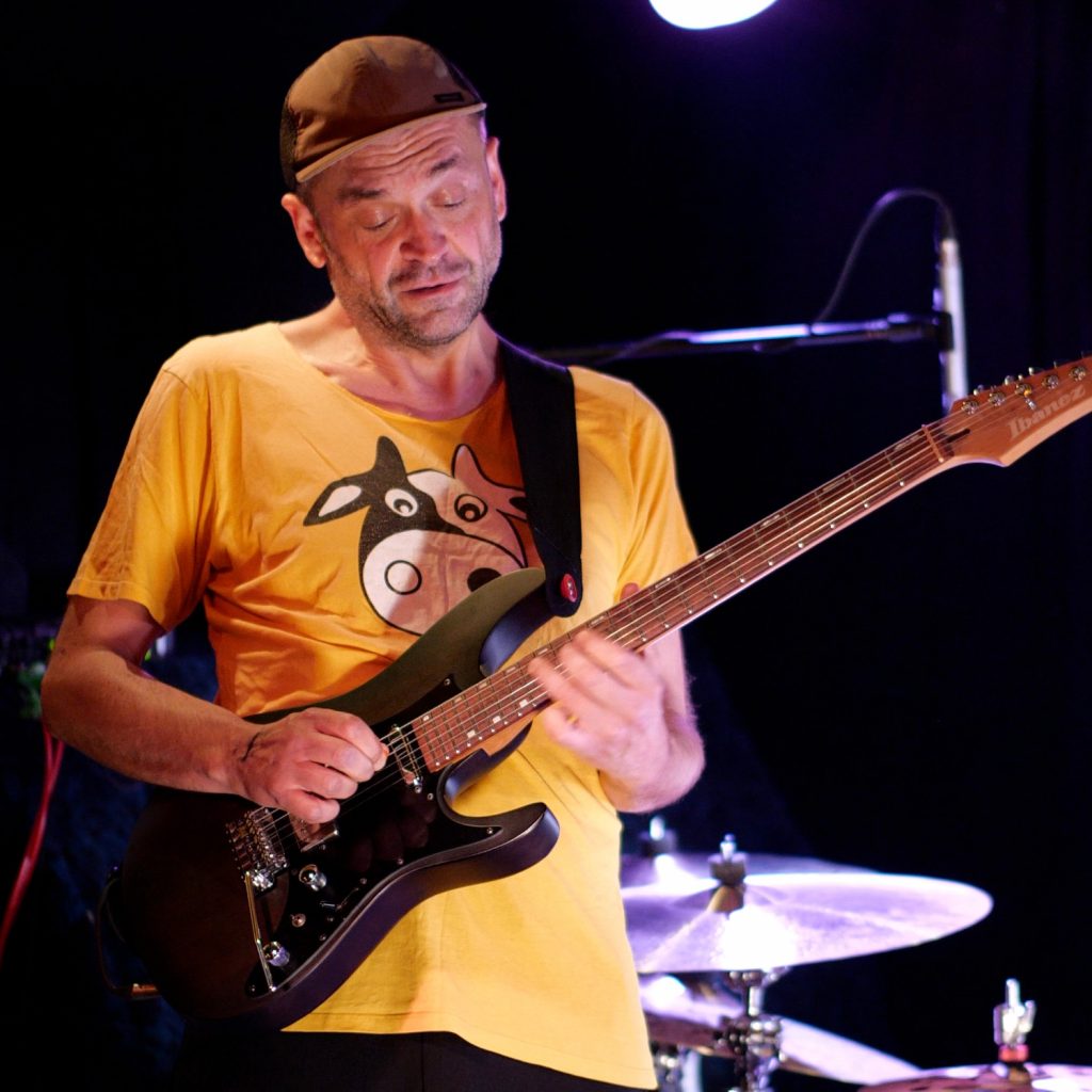 Gerhard Schmitt mit E-Gitarre