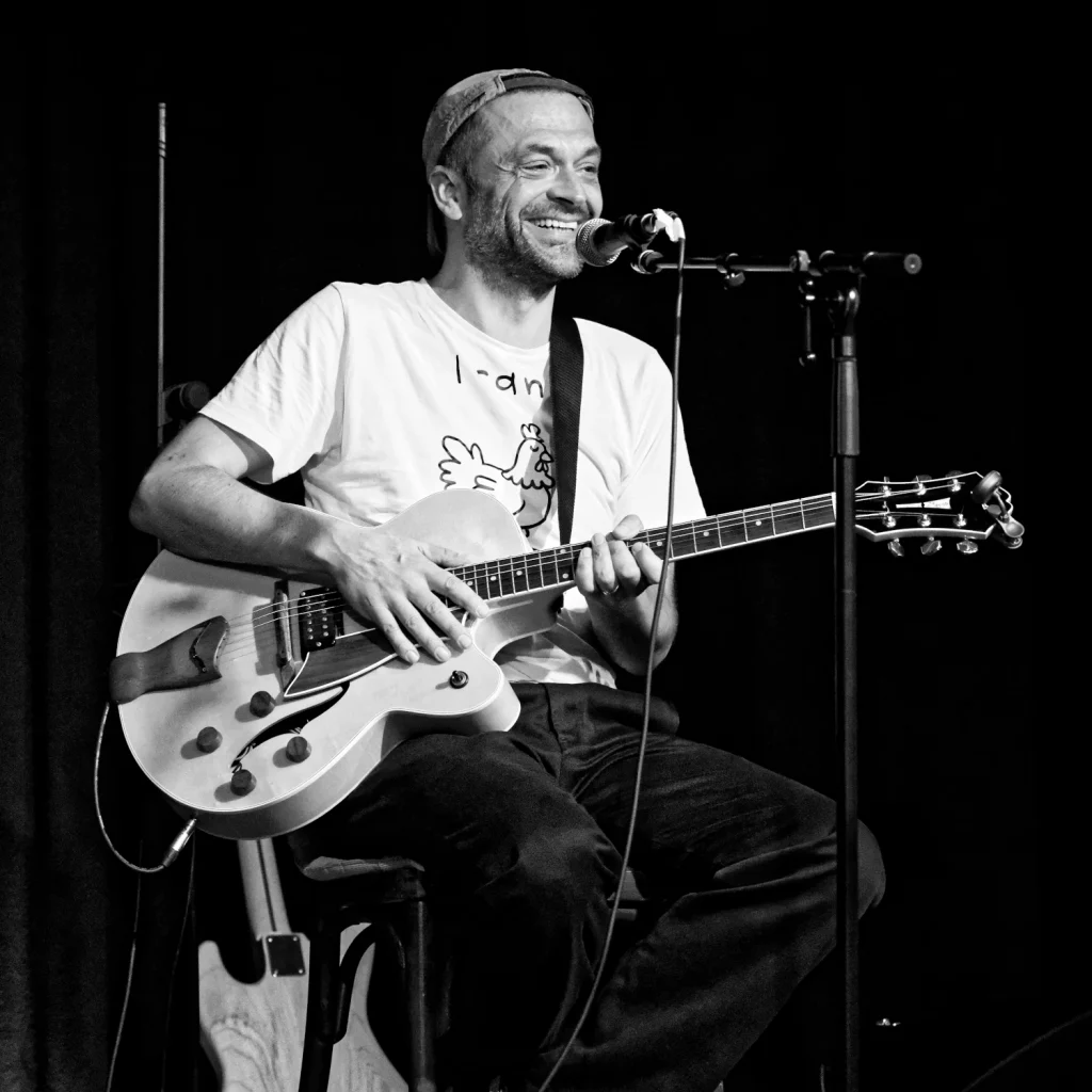 Gerhard Schmitt mit Jazzgitarre