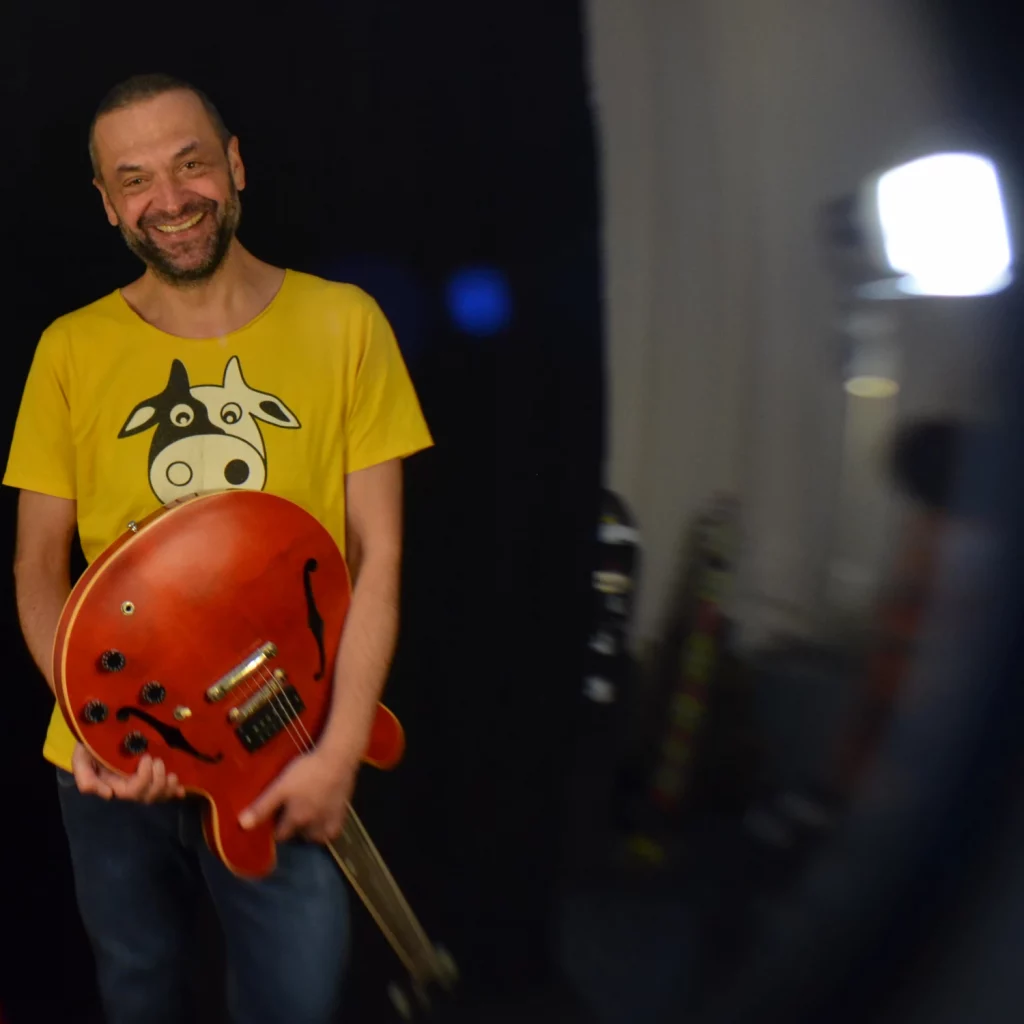 Gerhard Schmitt mit Gitarre